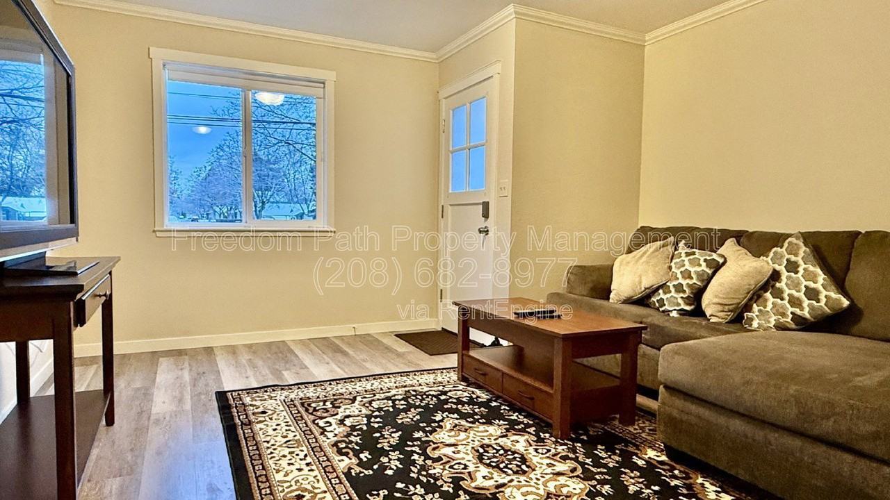 208 E Harrison Ave - Photo 4 of 19
