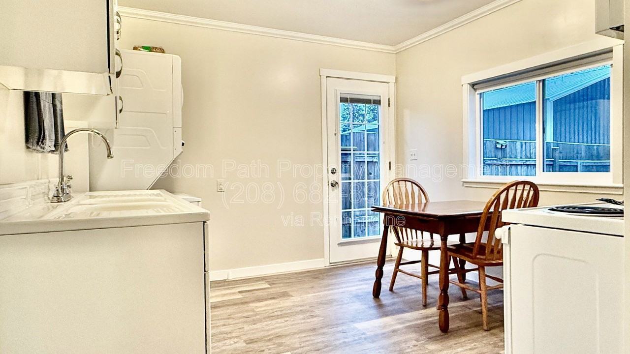208 E Harrison Ave - Photo 5 of 19