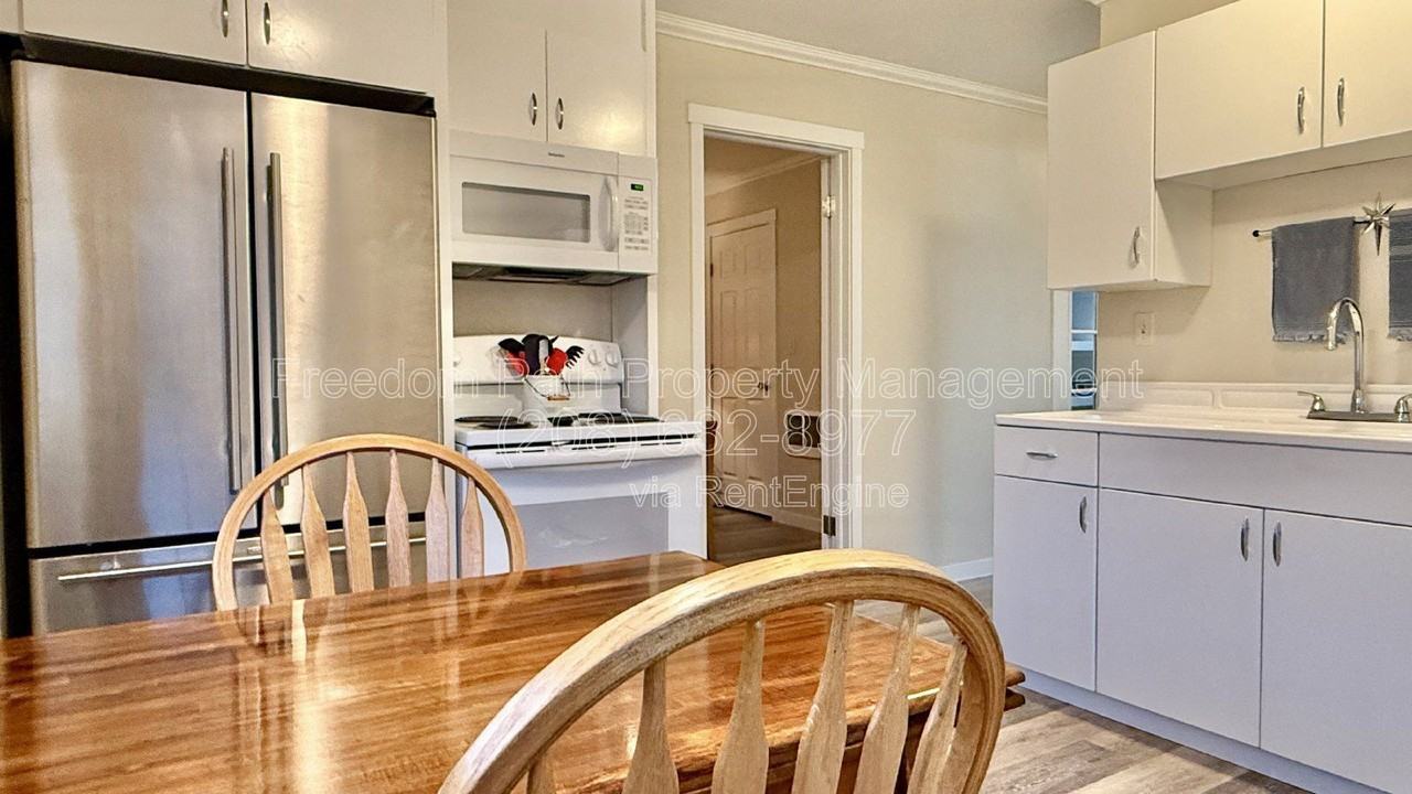 208 E Harrison Ave - Photo 7 of 19