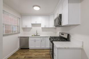 2001 N Beachwood Dr - Photo 1 of 1