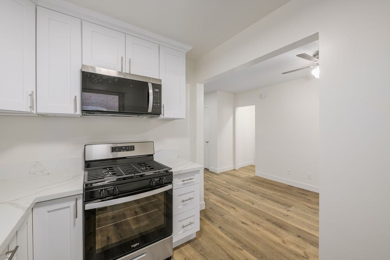 2001 N Beachwood Dr - Photo 4 of 44