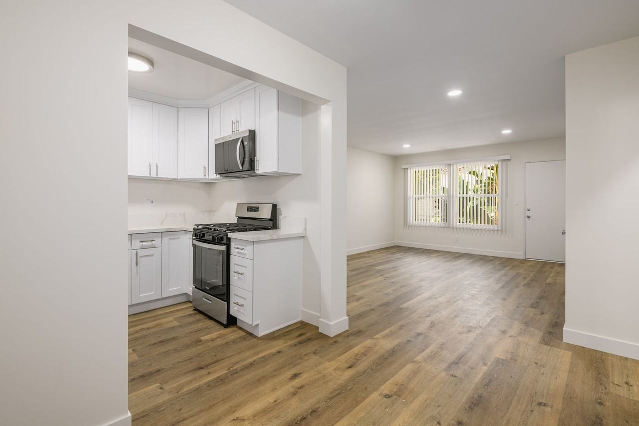 2001 N Beachwood Dr - Photo 5 of 44