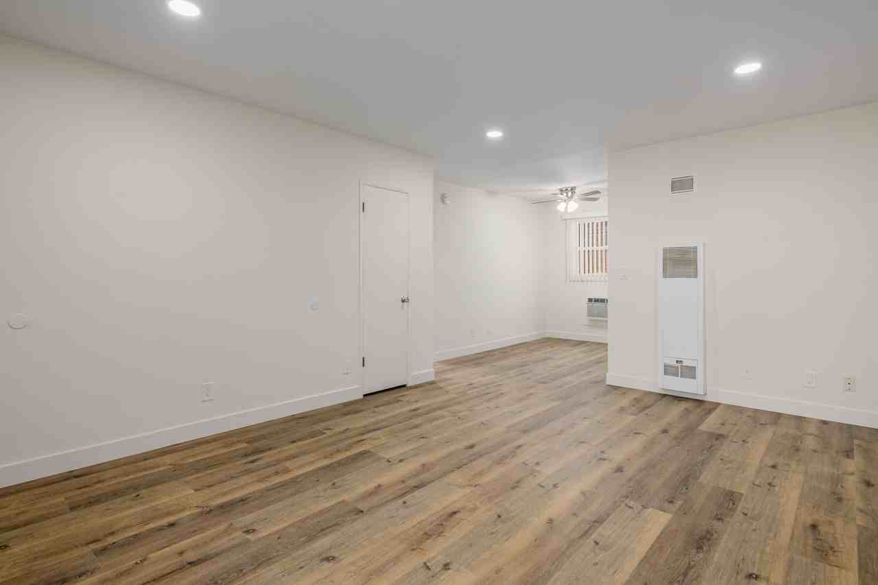 2001 N Beachwood Dr - Photo 7 of 44