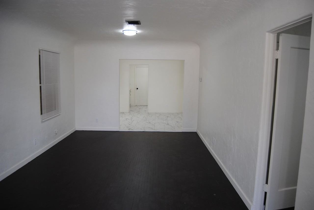 408 Oildale Dr - Photo 3 of 11
