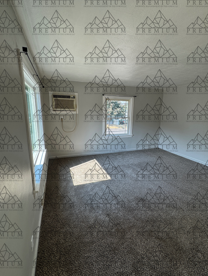 1501 E 10th St - Photo 2 of 30