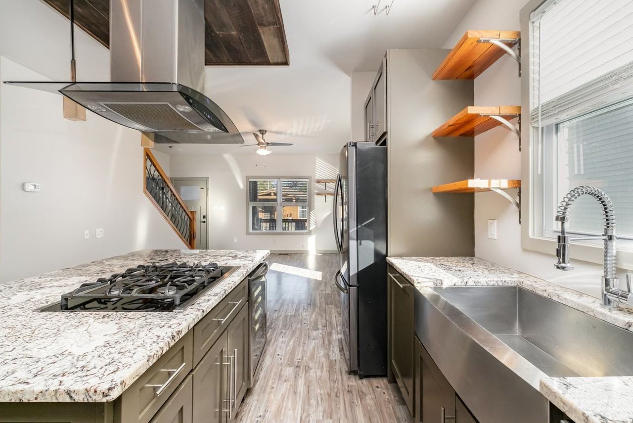 909 Glass St - Photo 6 of 23