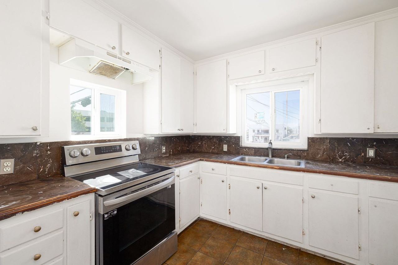 634 A Avenue - Photo 2 of 20