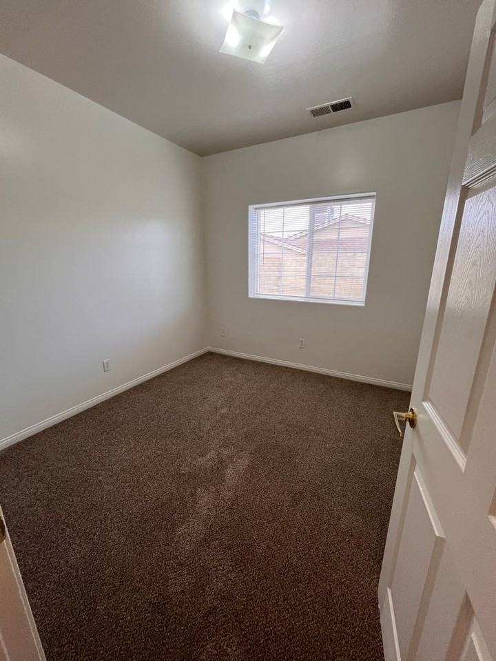 3757 Pine Meadow Drive Bakersfield, CA 93308 - Photo 7 of 13