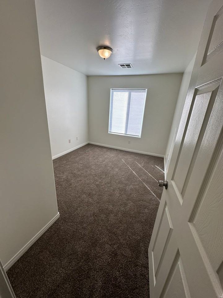 602 Blue Mountain Way Bakersfield, CA 93308 - Photo 5 of 7