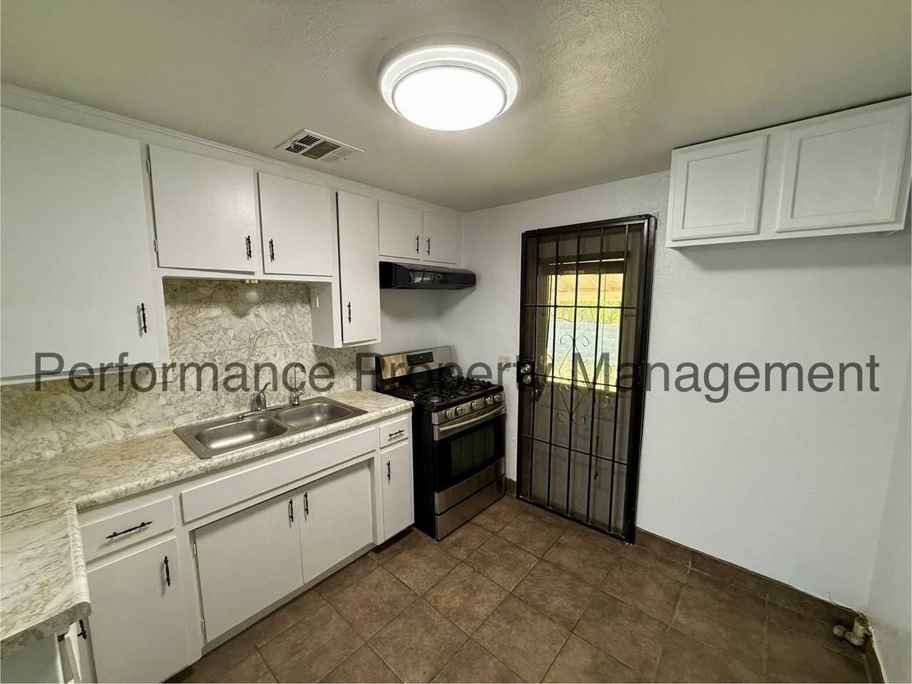 10705 Santa Barbara St - Photo 3 of 13