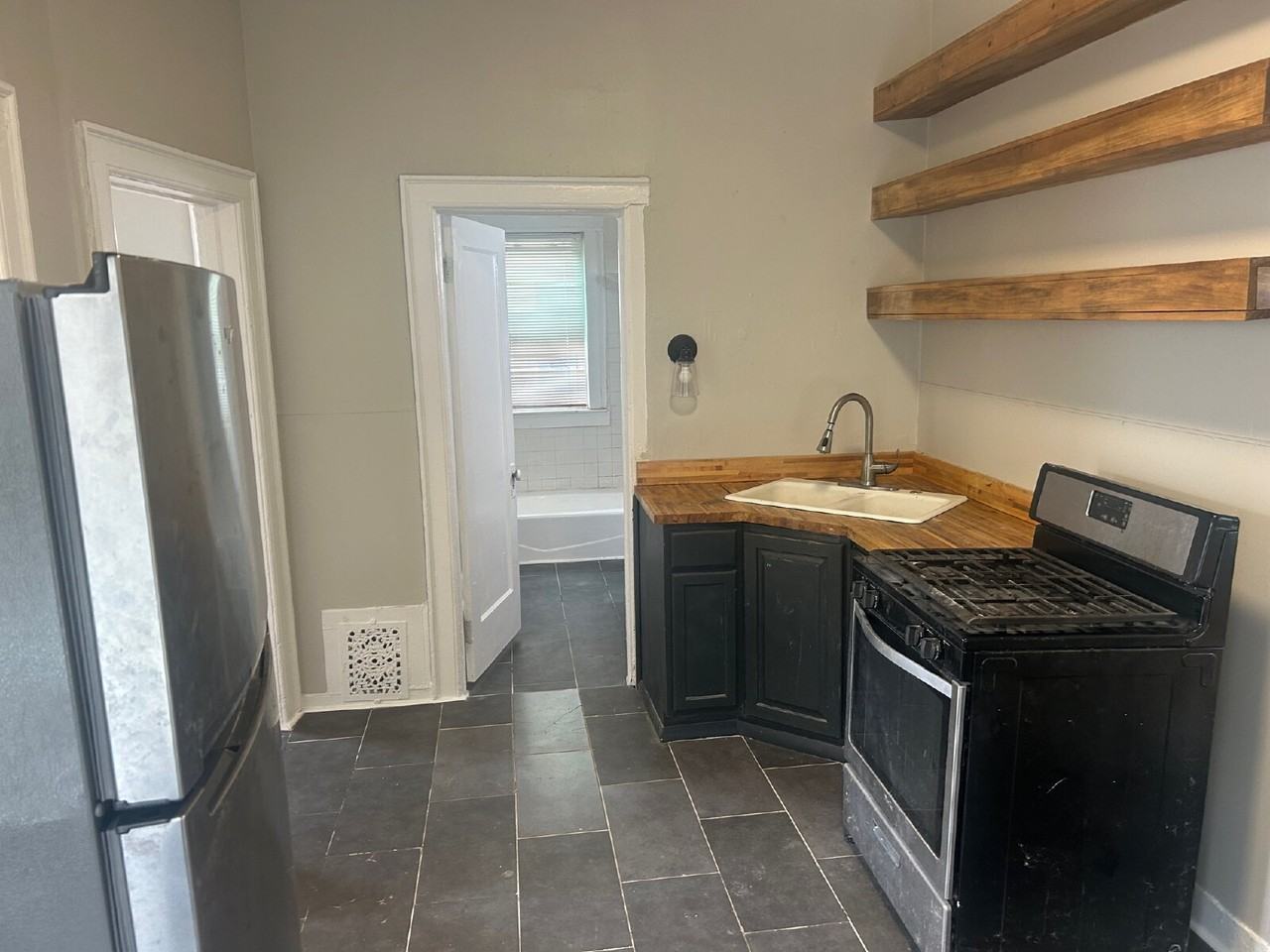 131 E Lloyd St - Photo 3 of 8