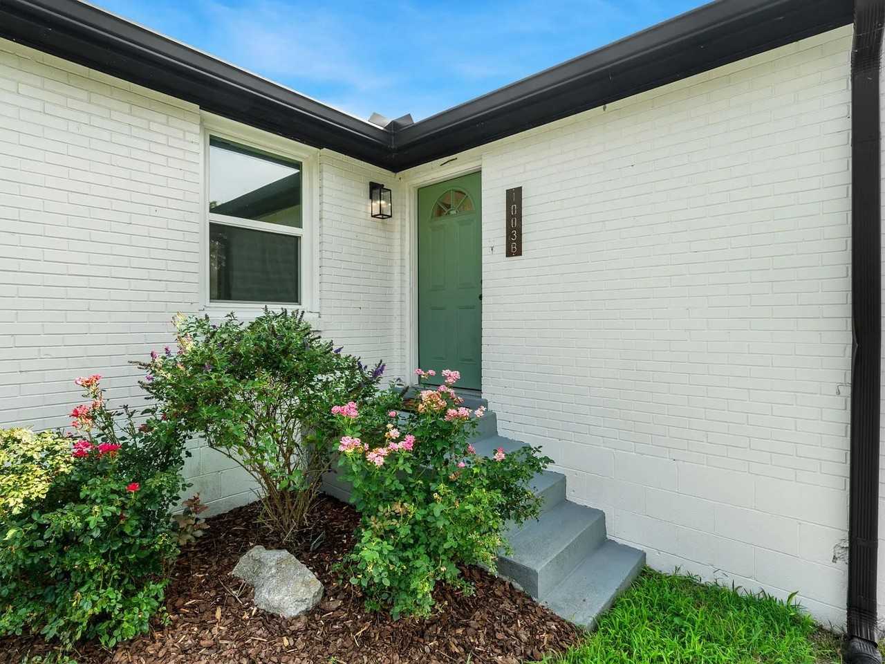 1003B Drummond Dr - Photo 2 of 14