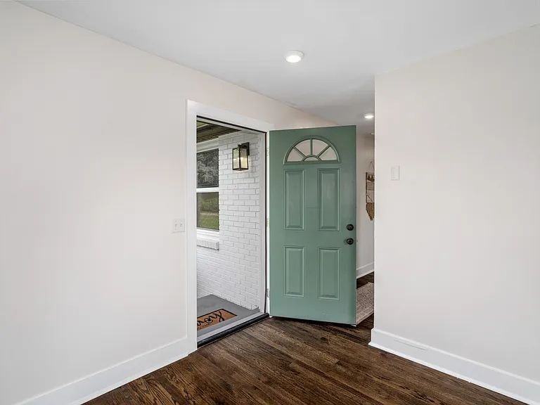 1003B Drummond Dr - Photo 3 of 14