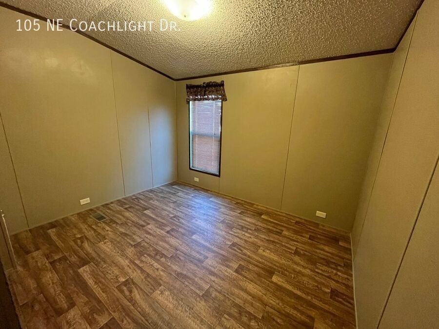 105 Ne Coachlight Dr - Photo 3 of 14