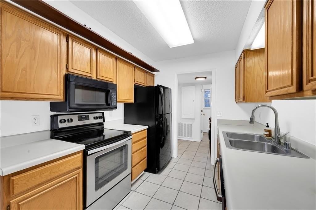 758 W Poplar St - Photo 3 of 28