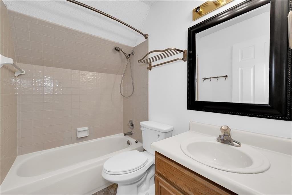 758 W Poplar St - Photo 6 of 28