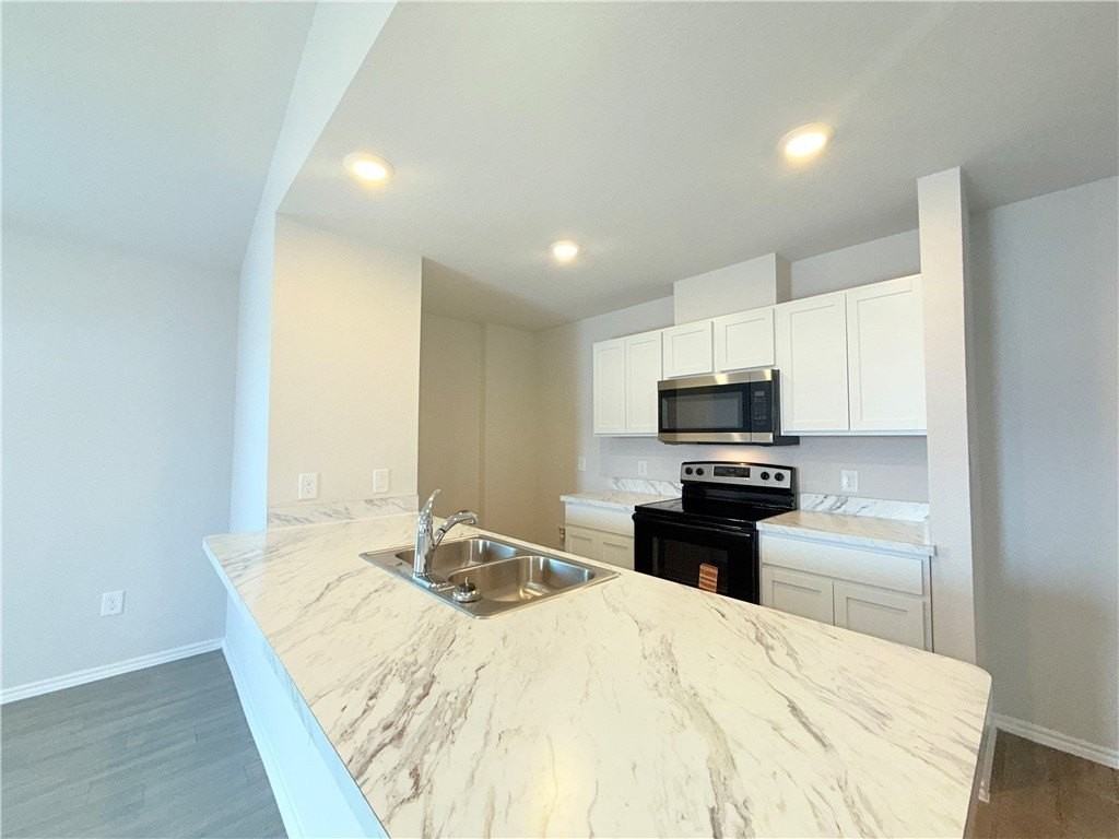 3606 Perry Ln - Photo 6 of 34