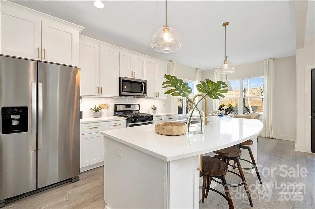 647 Tennyson Dr - Photo 4 of 24