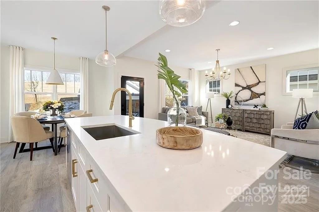 647 Tennyson Dr - Photo 5 of 24