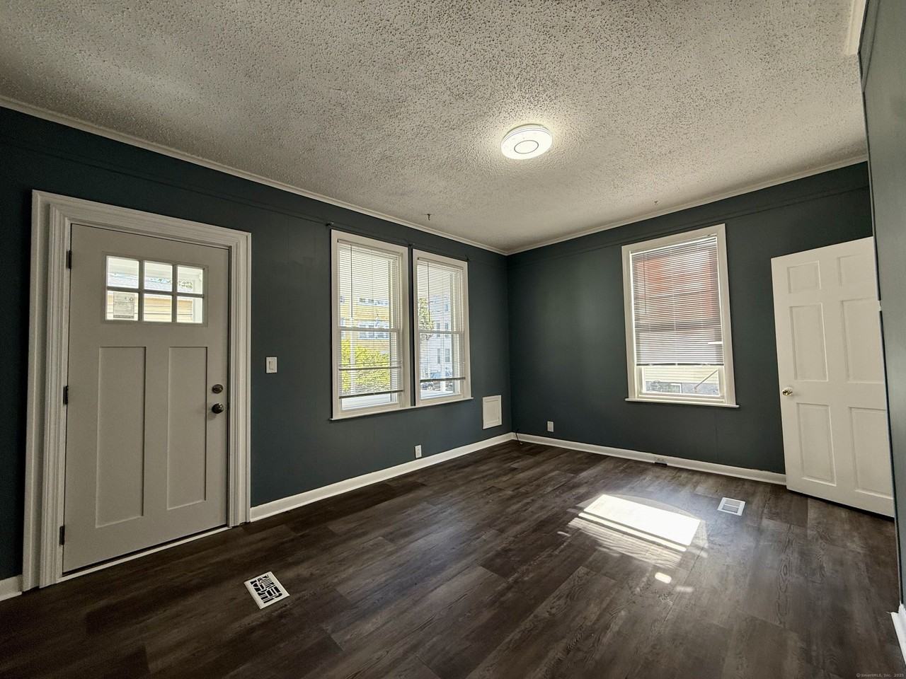 22 Hawthorne Ave - Photo 6 of 18