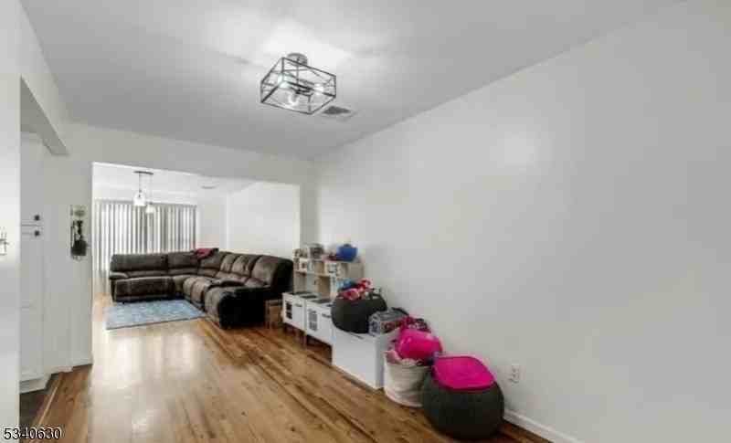 1031 Fanny St #1 - Photo 7 of 11