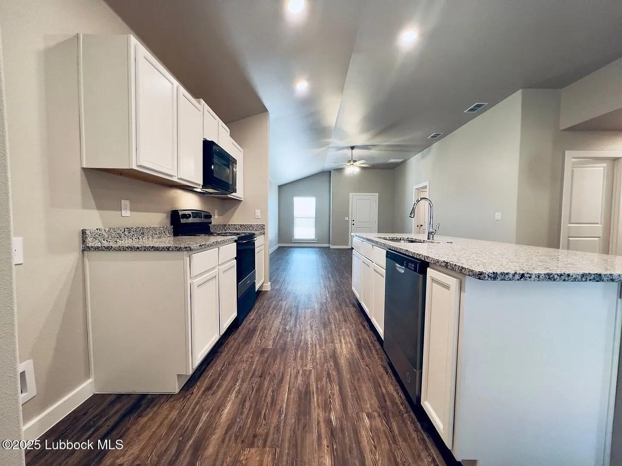 2121 N Avenue L - Photo 2 of 9