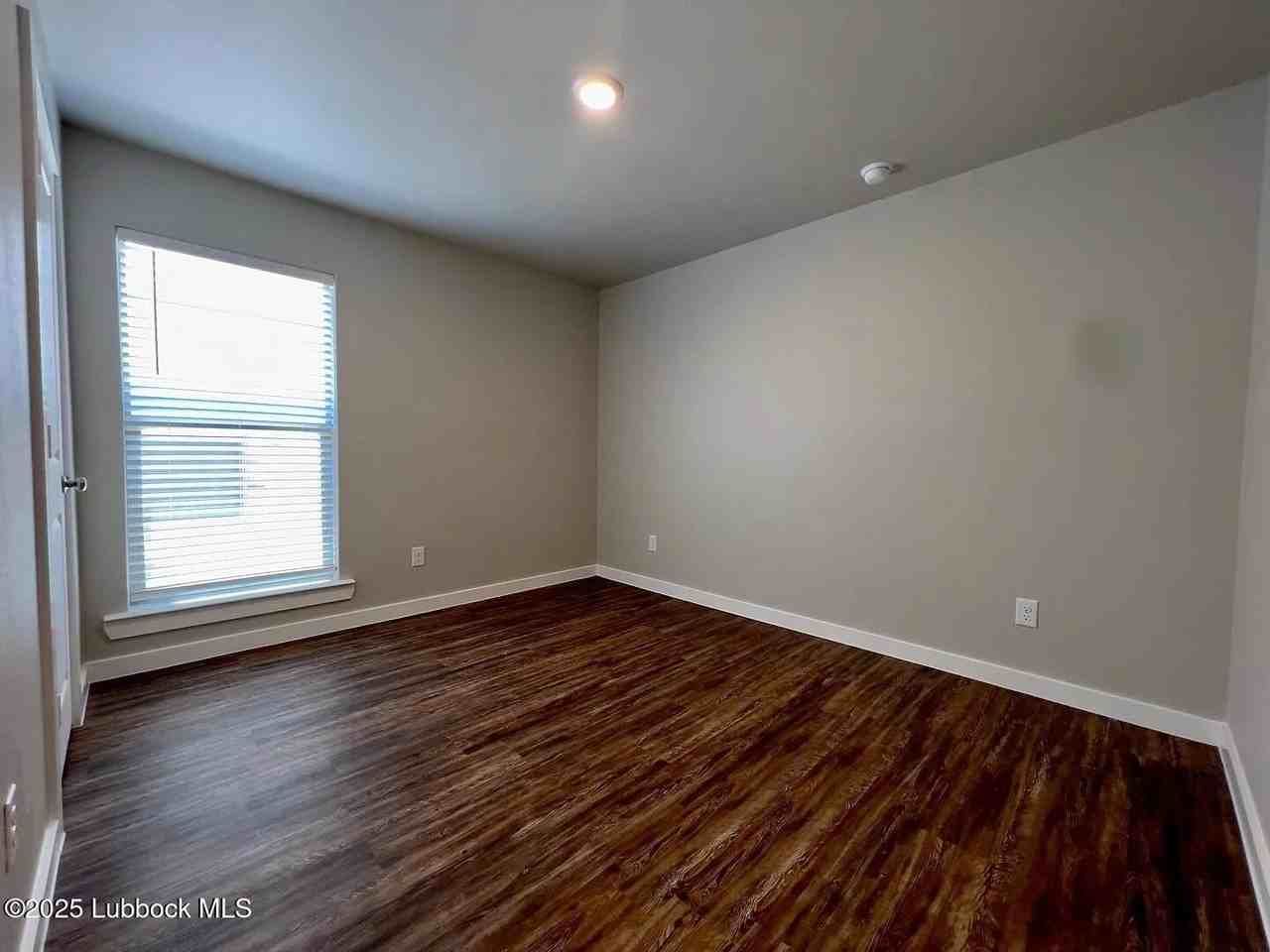 2121 N Avenue L - Photo 6 of 9