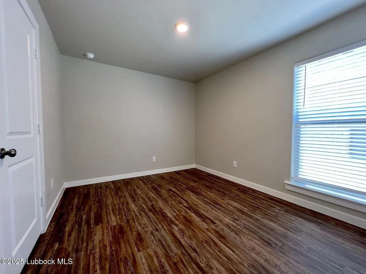 2121 N Avenue L - Photo 7 of 9