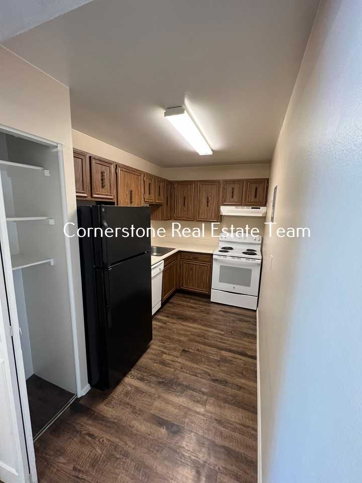 Bruin Manor (TS) - Photo 5 of 42