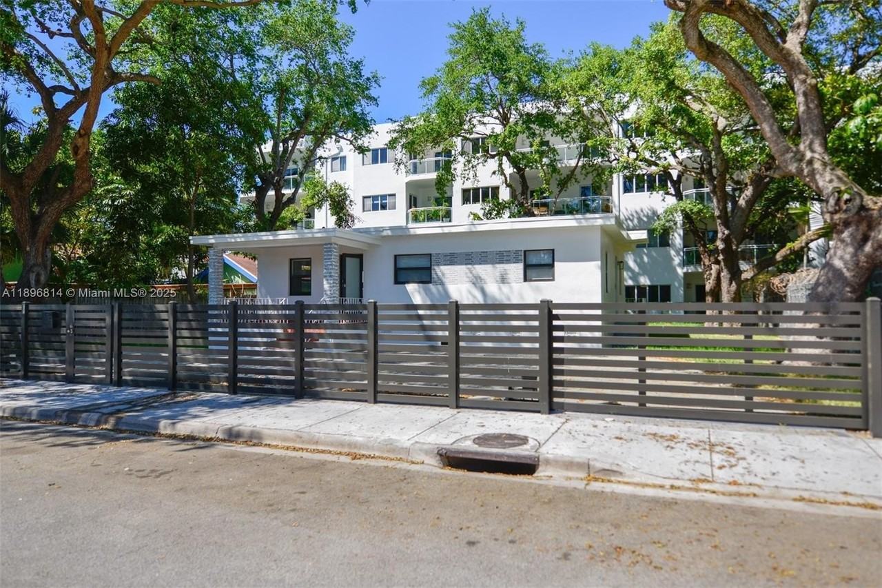 655 Ne 62nd St - Photo 2 of 33