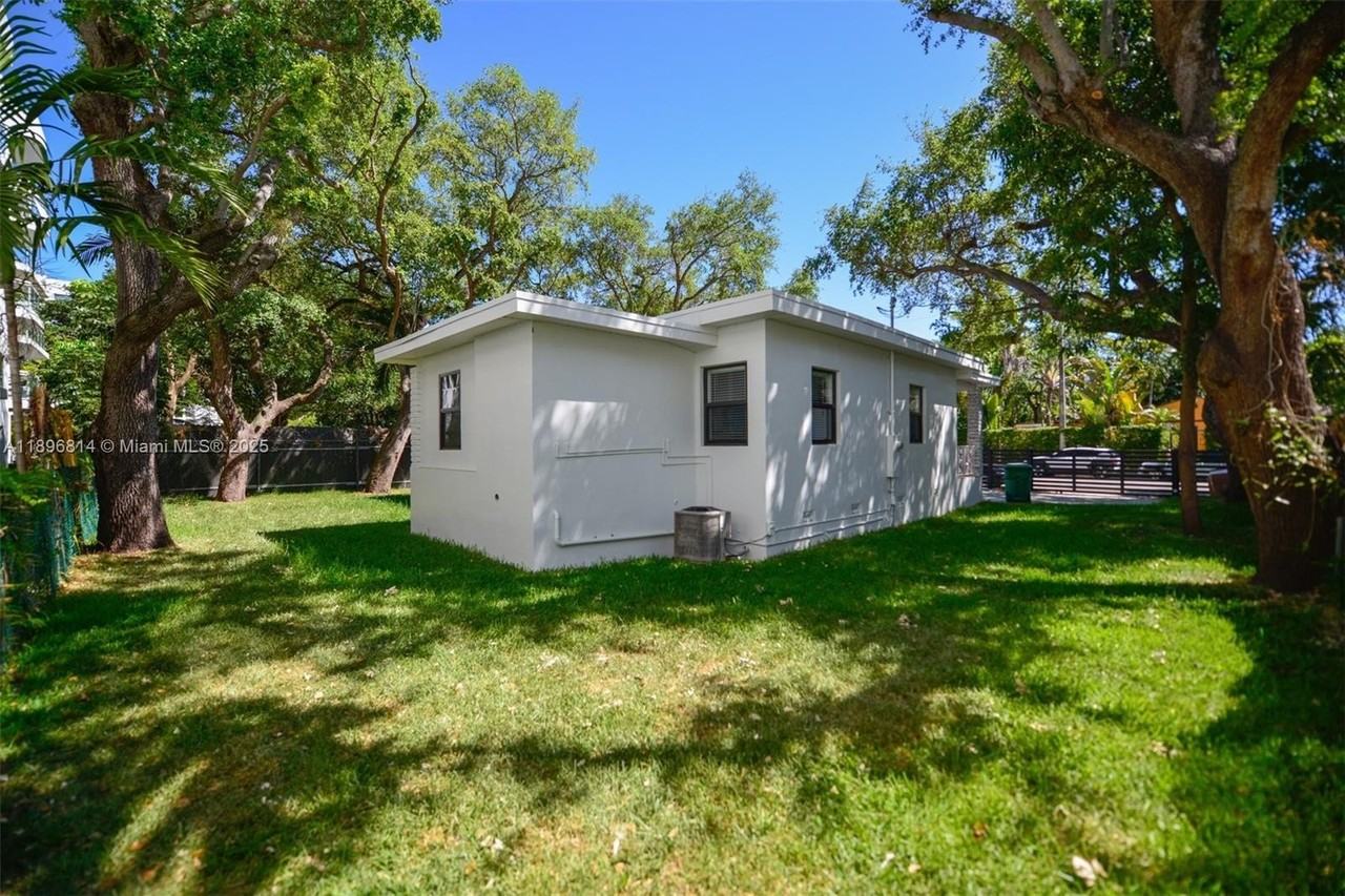 655 Ne 62nd St - Photo 3 of 33