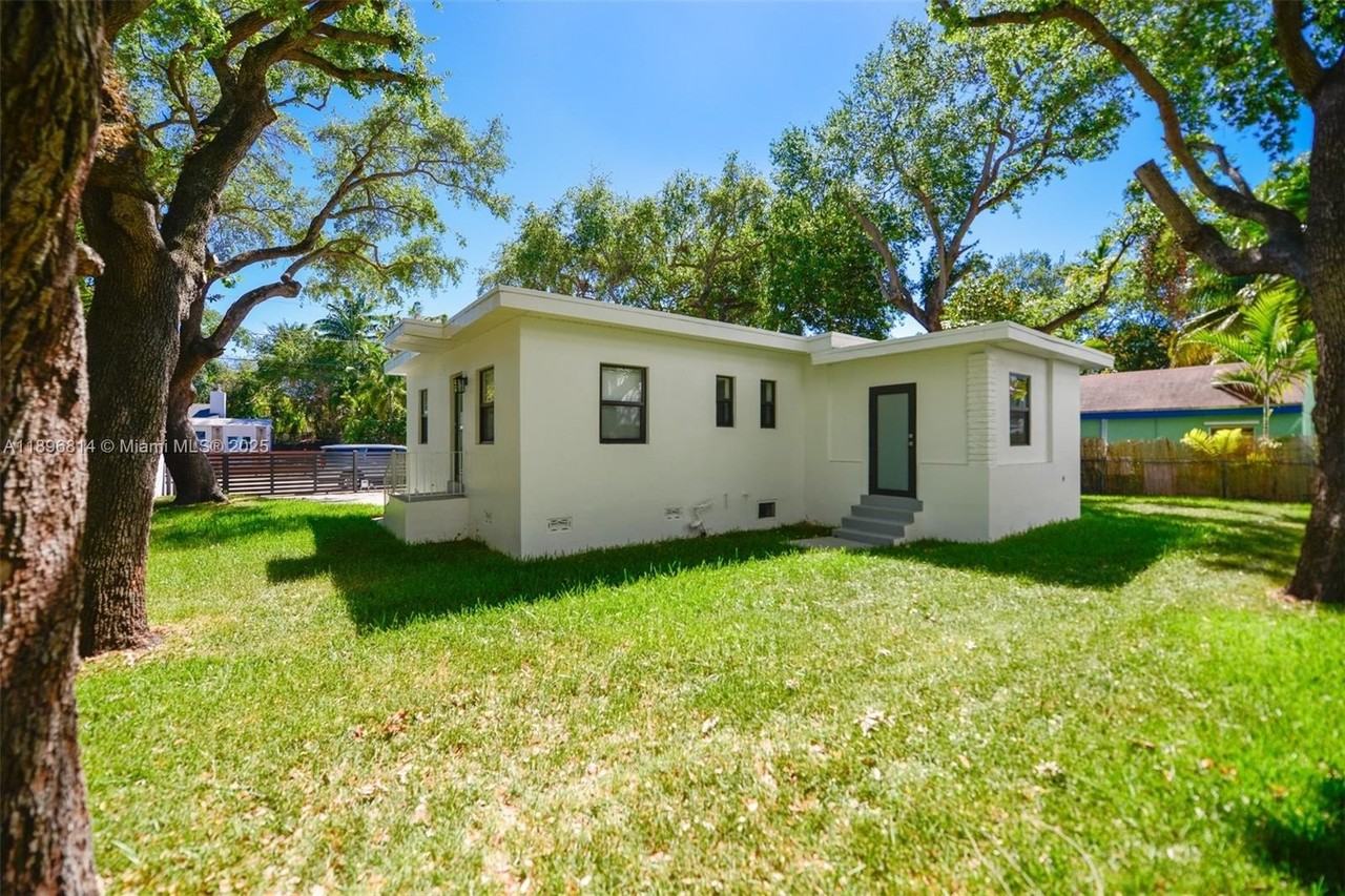 655 Ne 62nd St - Photo 4 of 33