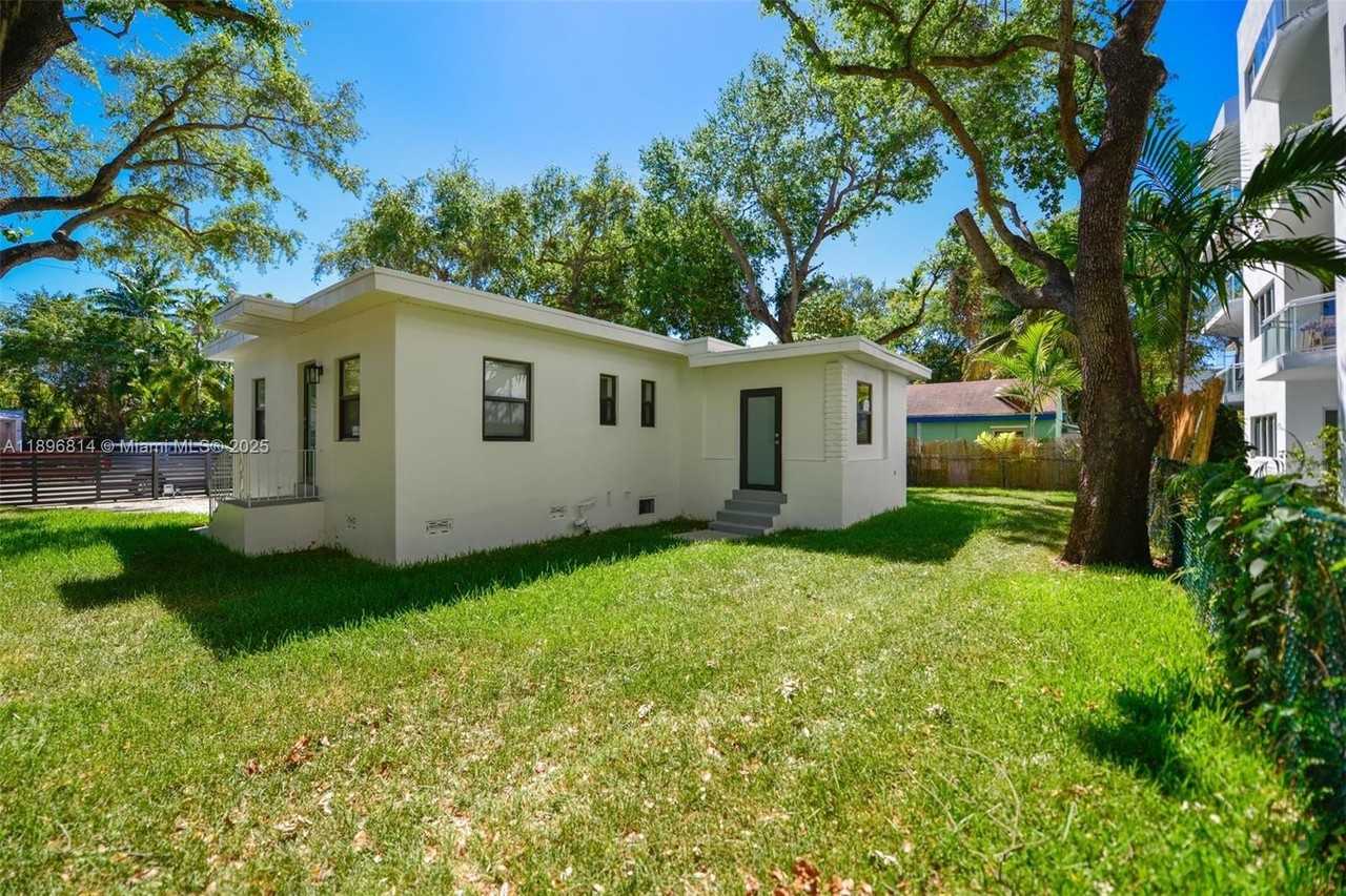 655 Ne 62nd St - Photo 5 of 33