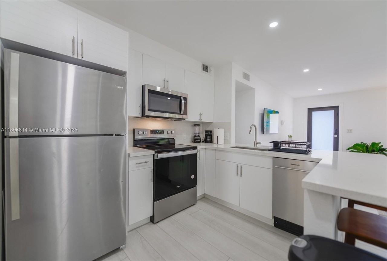 655 Ne 62nd St - Photo 6 of 33