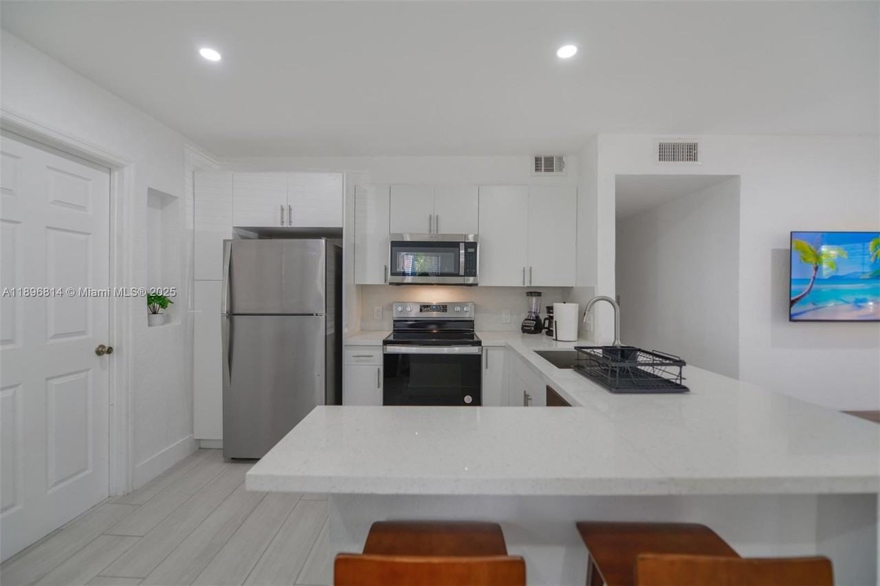 655 Ne 62nd St - Photo 7 of 33