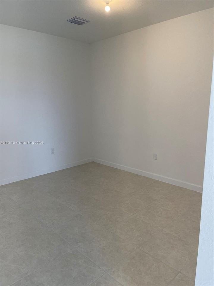 20588 Ne 5th Pl - Photo 6 of 28