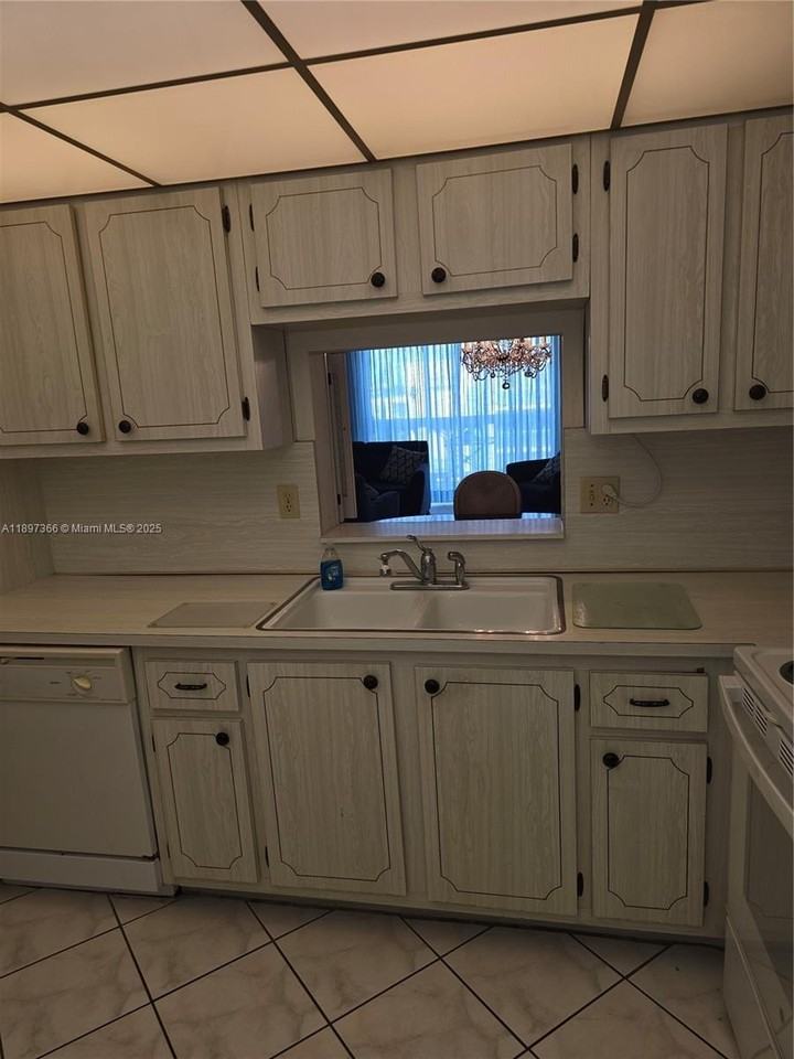 609 Ne 14th Ave #701 - Photo 6 of 14