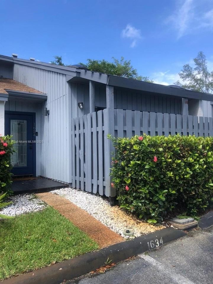 1634 N 15th Ter - Photo 2 of 33