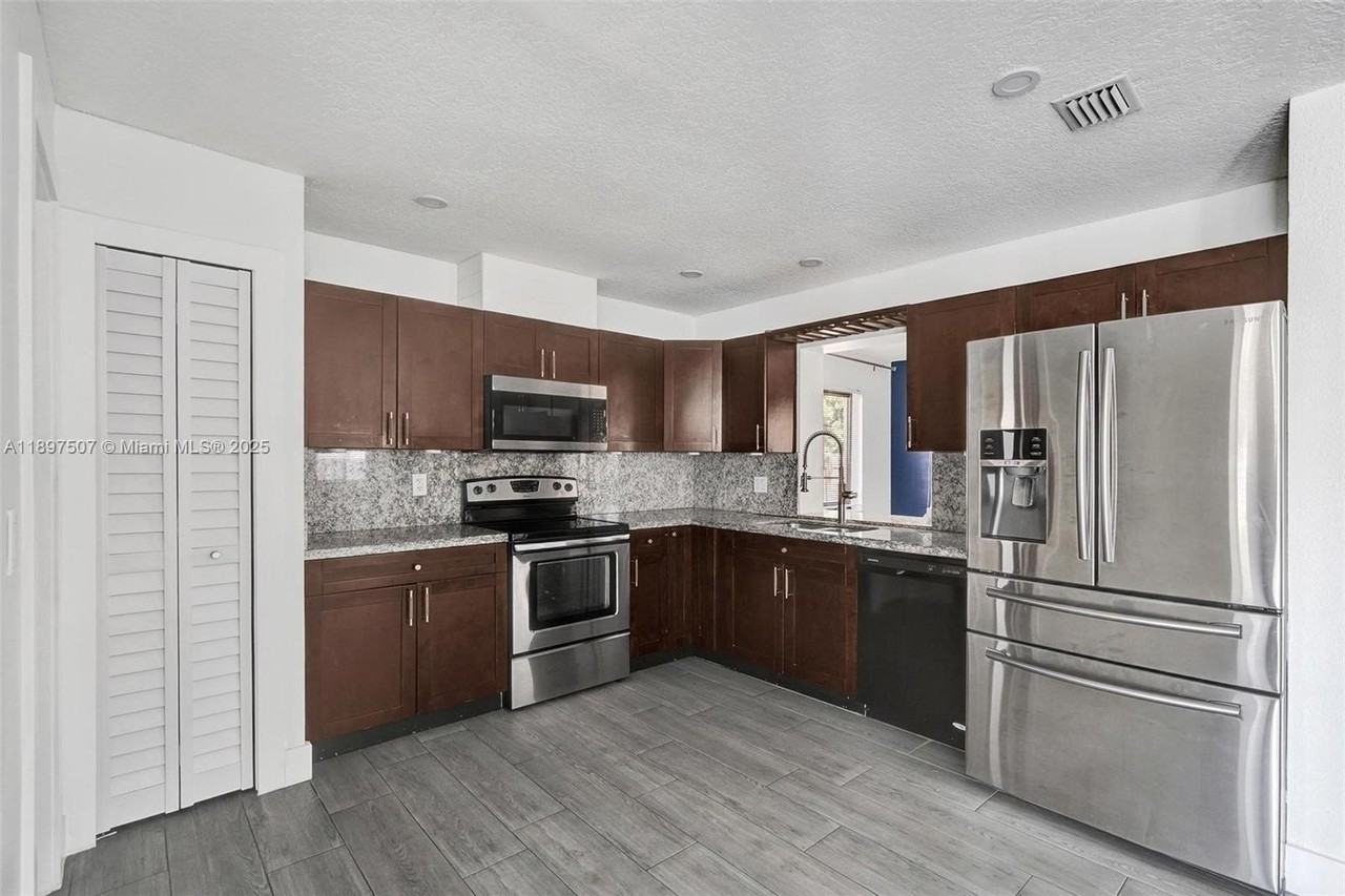 8105 Sw 19th St - Photo 5 of 24