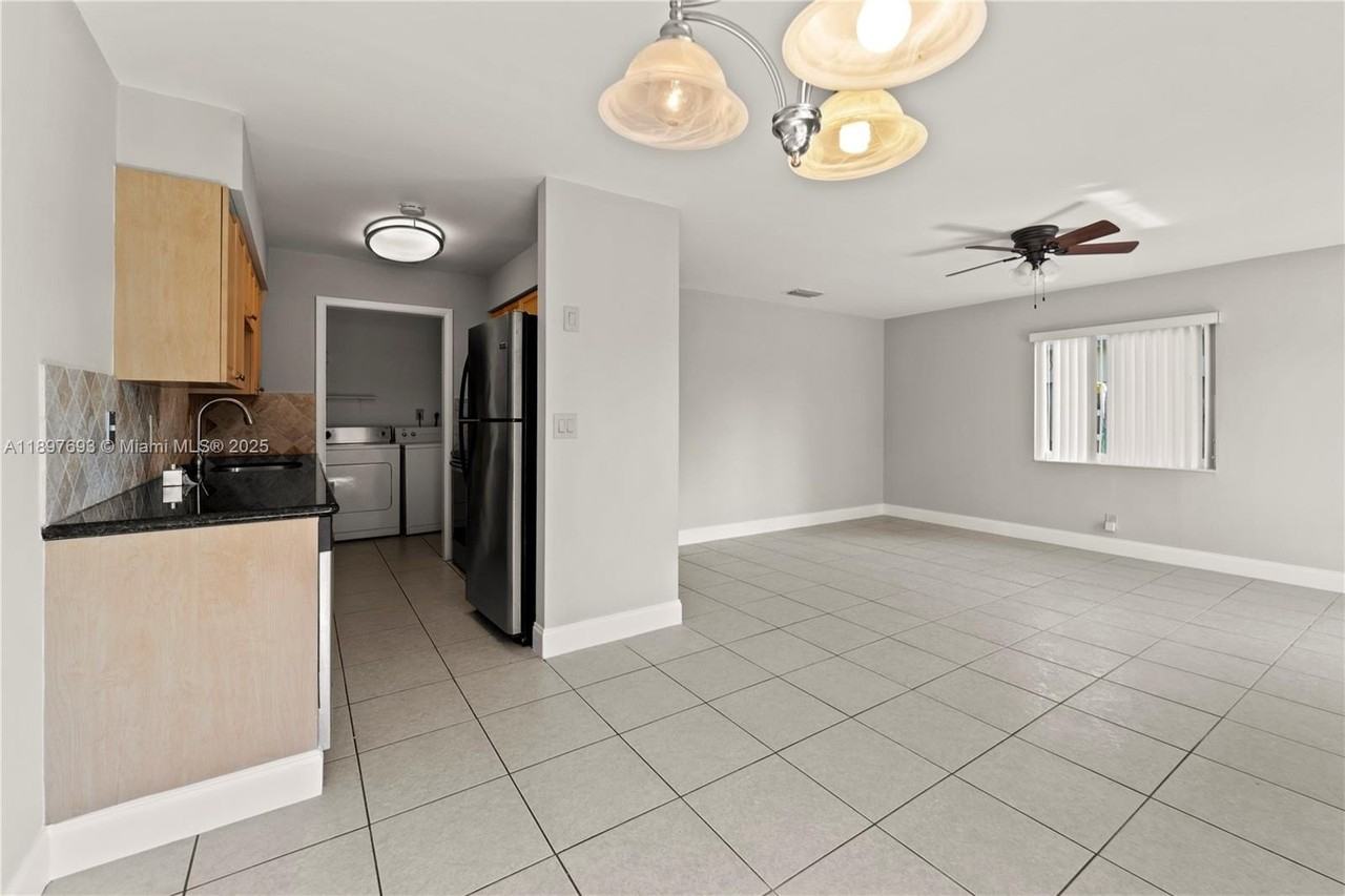 1402 Sw 9th Ave #2 - Photo 3 of 20