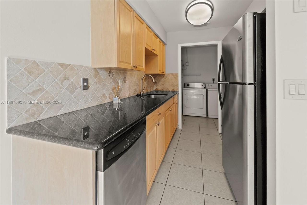 1402 Sw 9th Ave #2 - Photo 4 of 20