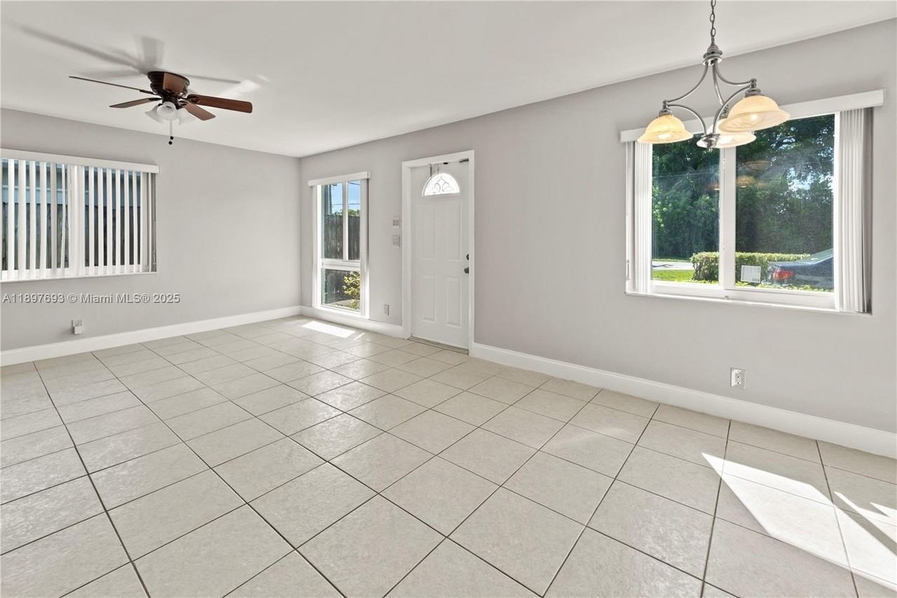 1402 Sw 9th Ave #2 - Photo 7 of 20