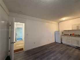 552 Nw 1st St #3 - Photo 1 of 1