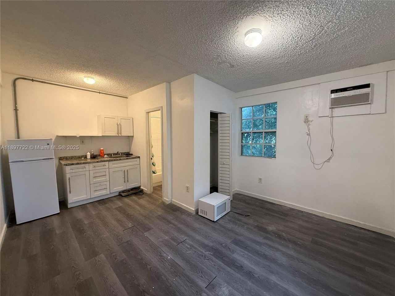 552 Northwest 1st Street #3 - Photo 2 of 6