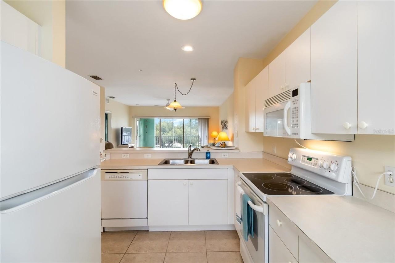 19385 Water Oak Dr #302 - Photo 6 of 34