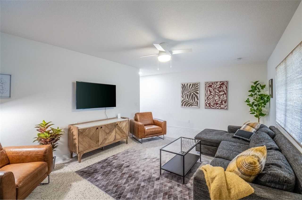 725 S Wilson Ave - Photo 2 of 15