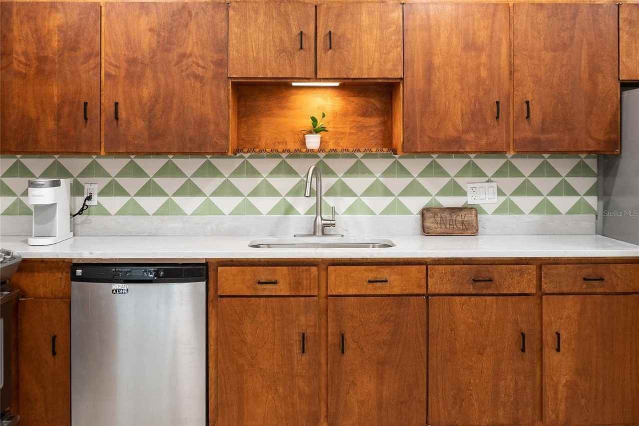 725 S Wilson Ave - Photo 3 of 15