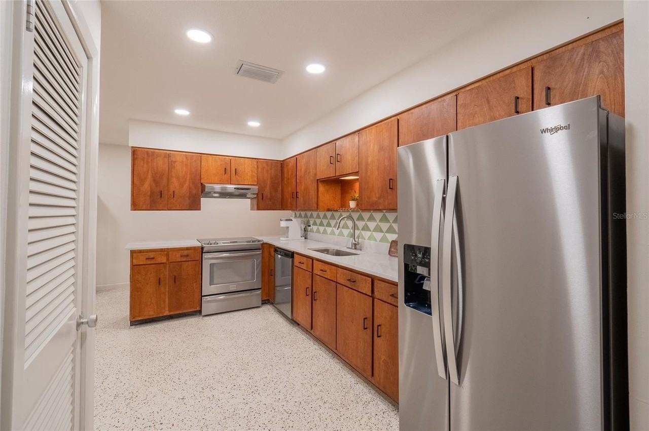 725 S Wilson Ave - Photo 4 of 15