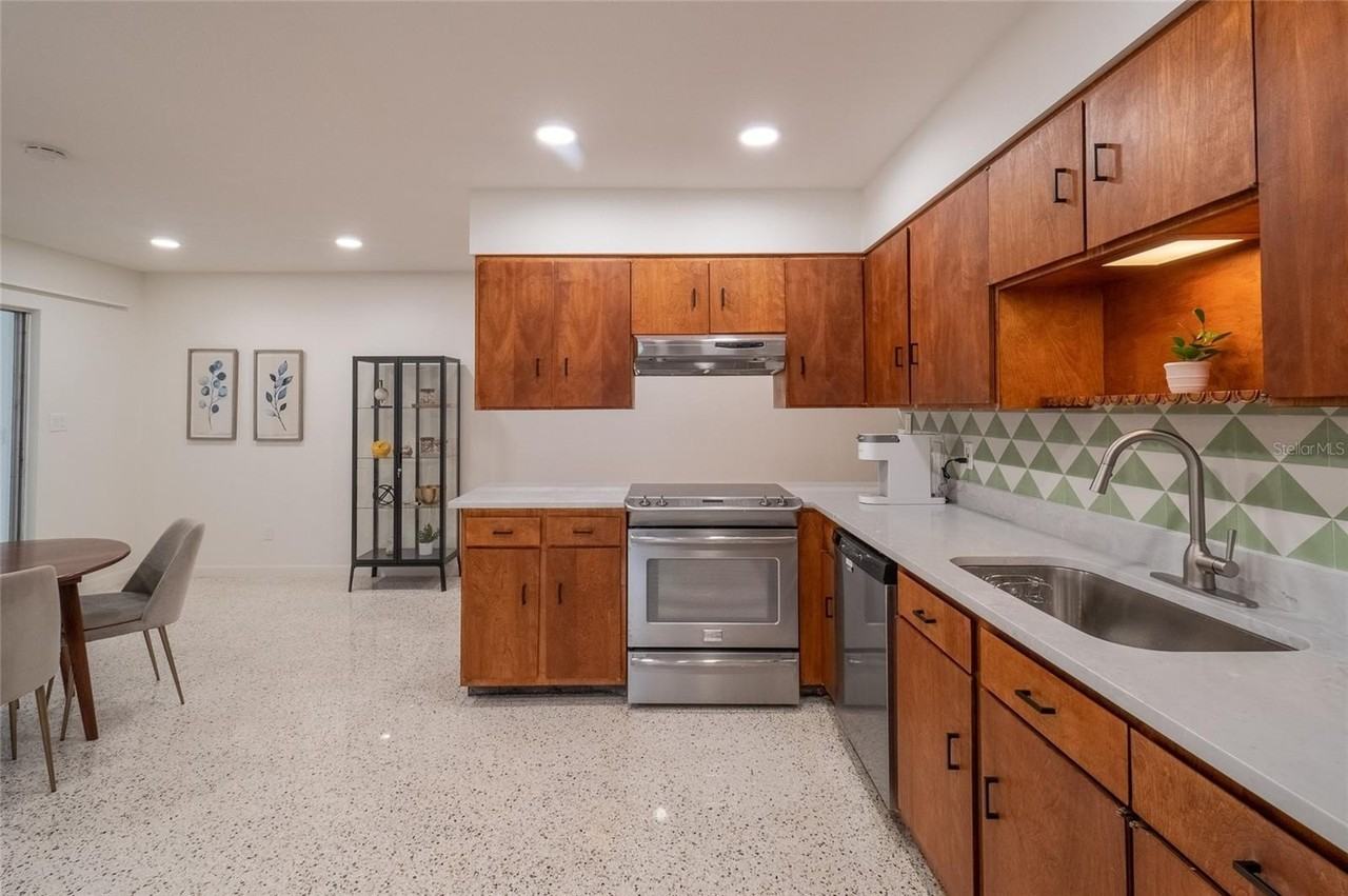 725 S Wilson Ave - Photo 5 of 15