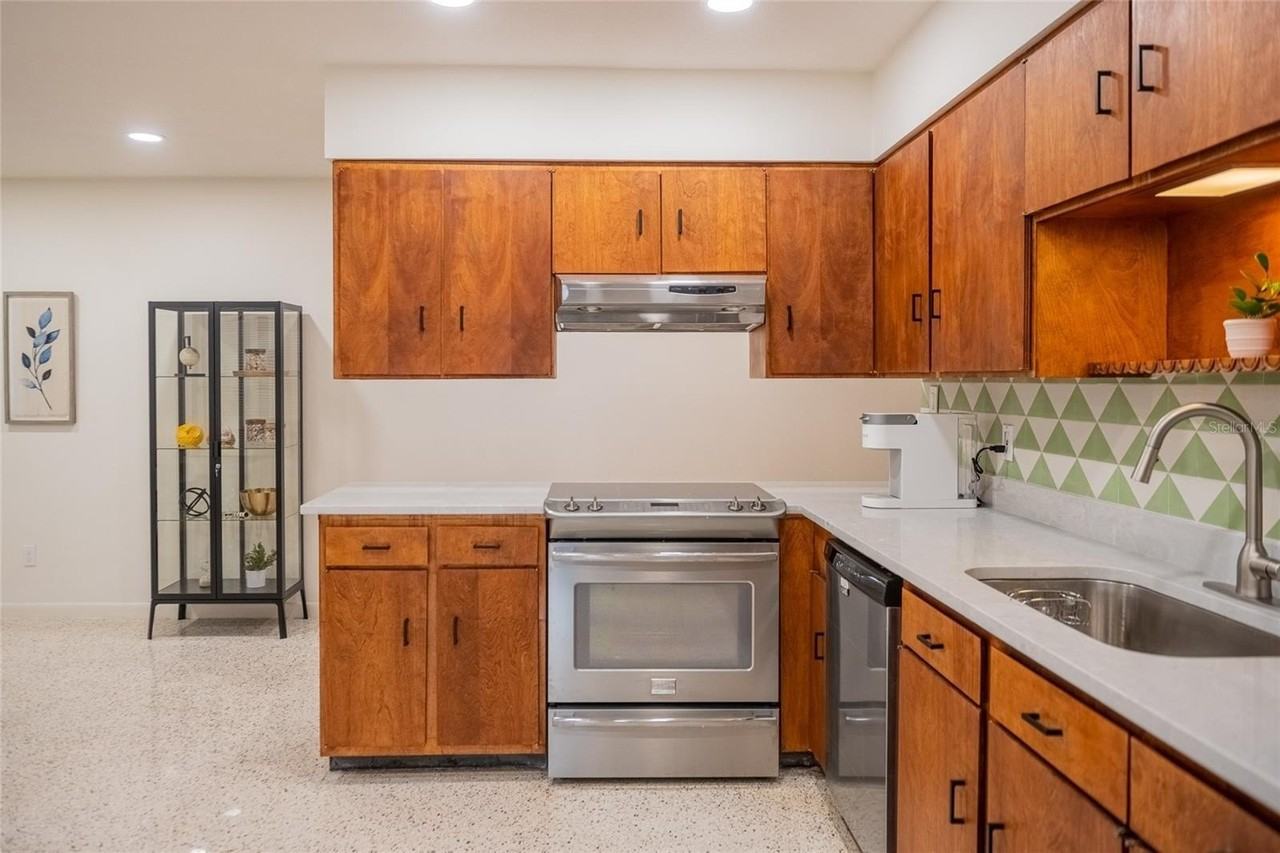 725 S Wilson Ave - Photo 6 of 15